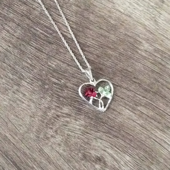 Jewelry - Stunning Rose Necklace